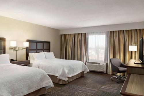 Postel nebo postele na pokoji v ubytování Hampton Inn & Suites Minooka