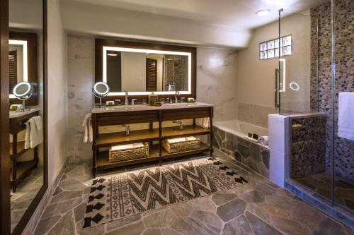 斯科茨Boulders Resort & Spa Scottsdale, Curio Collection by Hilton的带浴缸、水槽和淋浴的浴室