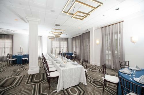 a conference room with a long table and chairs at The Partridge Inn Augusta, Curio Collection by Hilton in Augusta
