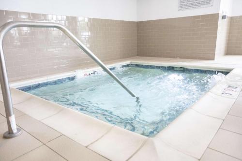 a jacuzzi tub in a bathroom at Hampton Inn Toledo Oregon in Oregon