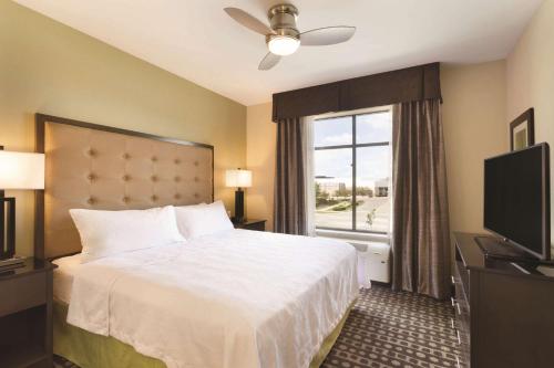 Homewood Suites by Hilton West Des Moines/SW Mall Area في ويست دي موينز: غرفه فندقيه بسرير ونافذه