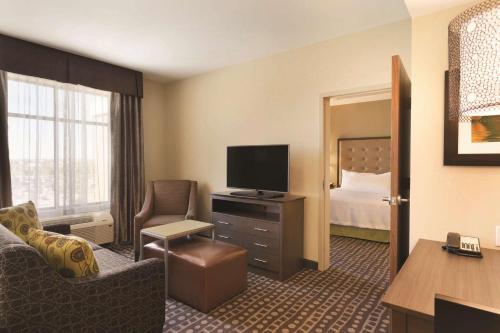 TV a/nebo společenská místnost v ubytování Homewood Suites by Hilton West Des Moines/SW Mall Area