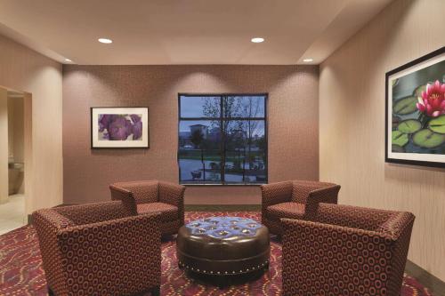 Posezení v ubytování Homewood Suites by Hilton West Des Moines/SW Mall Area