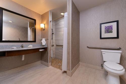 Ένα μπάνιο στο Hilton Garden Inn Hobbs