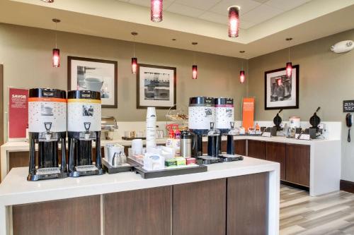 una caffetteria con un bancone con macchine per il caffè di Hampton Inn & Suites Greenville Airport a Greenville