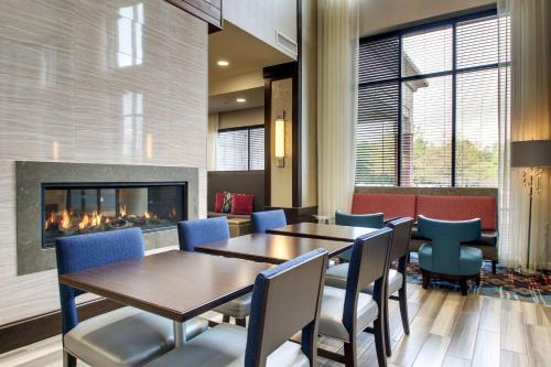 Area soggiorno di Hampton Inn & Suites Greenville Airport