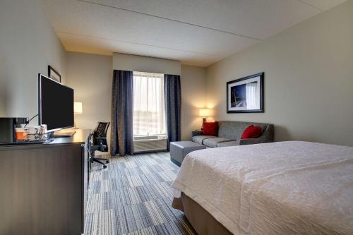 Letto o letti in una camera di Hampton Inn & Suites Greenville Airport