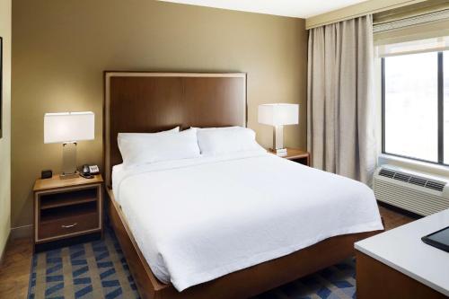 Postel nebo postele na pokoji v ubytování Longview Hilton Garden Inn