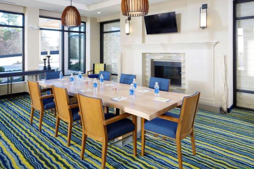 TV a/nebo společenská místnost v ubytování Longview Hilton Garden Inn
