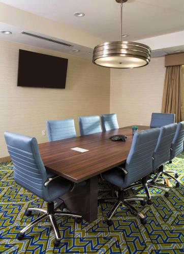 TV a/nebo společenská místnost v ubytování Homewood Suites by Hilton Houston/Katy Mills Mall