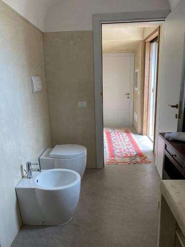パンテレリアにあるDammuso Anirのバスルーム(白い洗面台、トイレ付)