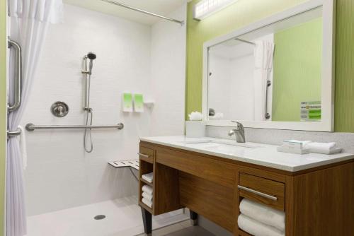 La salle de bains est pourvue d'un lavabo et d'une douche. dans l'établissement Home2 Suites by Hilton Atlanta South/McDonough, à McDonough