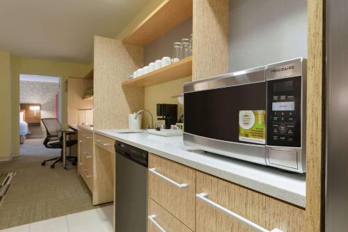 a kitchen with a microwave on a counter at Home2 Suites by Hilton Atlanta South/McDonough in McDonough