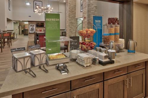 eine Essenstheke mit Äpfeln und anderen Lebensmitteln darauf in der Unterkunft Hampton Inn & Suites Artesia in Artesia