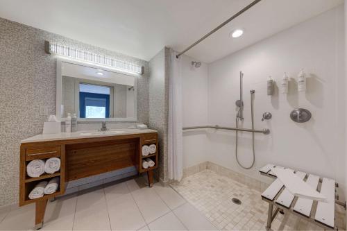 y baño con lavabo y ducha. en Home2 Suites by Hilton Orlando International Drive South, en Orlando