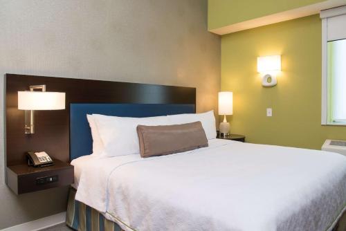 Home2 Suites by Hilton Indianapolis Downtown Image