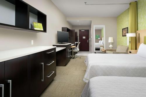 Una cama o camas en una habitación de Home2 Suites by Hilton Lake City