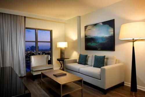 Χώρος καθιστικού στο Hilton Grand Vacations Club Las Palmeras Orlando