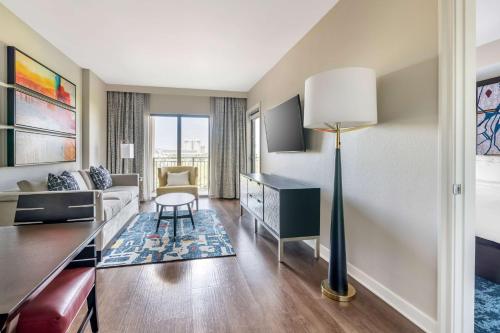 Χώρος καθιστικού στο Hilton Grand Vacations Club Las Palmeras Orlando