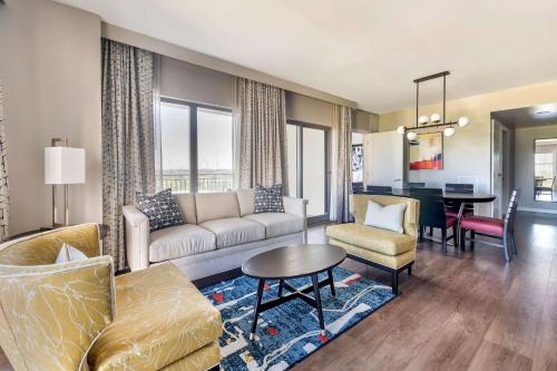 Χώρος καθιστικού στο Hilton Grand Vacations Club Las Palmeras Orlando