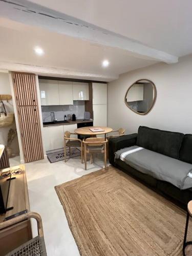 un salon avec un canapé et une table dans l'établissement Appartement hyper centre Bandol, à Bandol