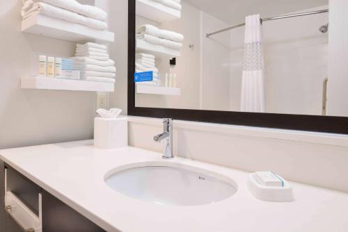 un baño con lavabo y espejo en Hampton Inn Pittsburgh - Wexford - Cranberry South, en Wexford