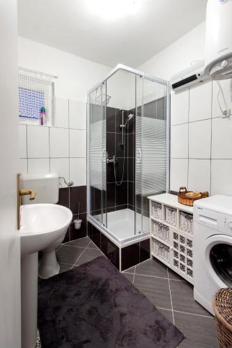 ein Badezimmer mit Dusche, Toilette und Waschbecken in der Unterkunft Vila Marula in Sevid