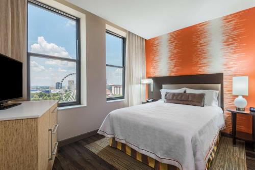 Un pat sau paturi într-o cameră la Home2 Suites by Hilton Atlanta Downtown