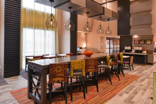Η κουζίνα ή μικρή κουζίνα στο Hampton Inn and Suites Ames, IA