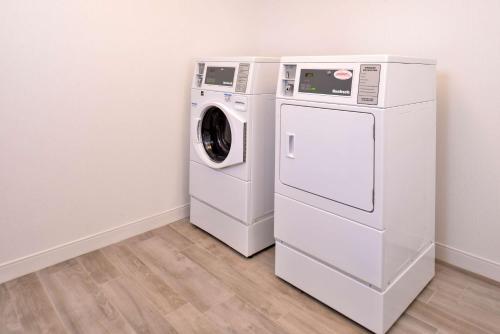 a washing machine and a dryer in a room at Hampton Inn & Suites Ann Arbor West in Ann Arbor