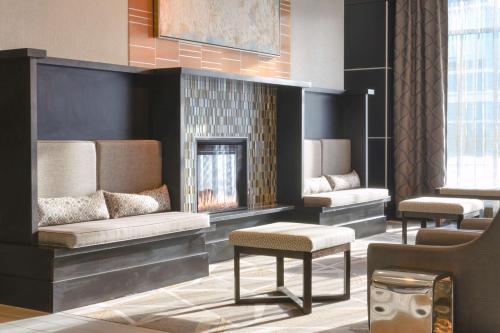un vestíbulo con 2 sofás y chimenea en Hampton Inn & Suites-Worcester, MA, en Worcester