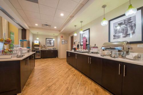 una grande stanza con una farmacia di Hampton Inn Waynesboro a Waynesboro