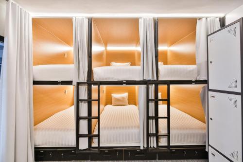 - un ensemble de lits superposés dans une chambre dans l'établissement Parc Avenue Hostel, à Montréal