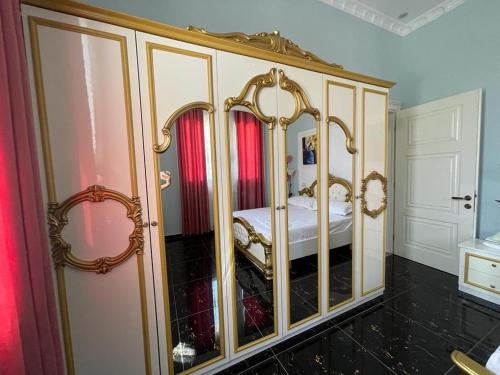 a bedroom with a canopy bed with mirrors at Villa Selcotis in Golem