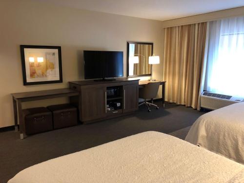 Телевизор и/или развлекательный центр в Hampton Inn & Suites Ponca City