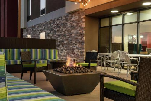 Ruang duduk di Home2 Suites by Hilton Alexandria