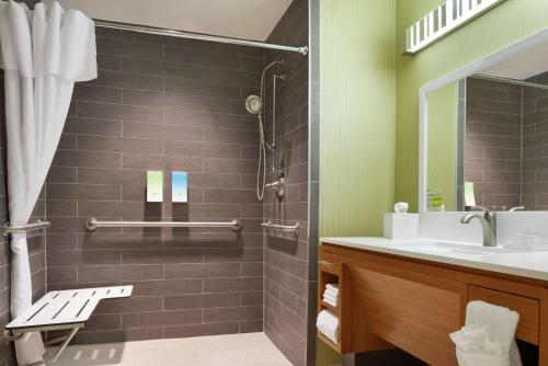 y baño con lavabo y ducha. en Home2 Suites by Hilton Alexandria en Alexandria
