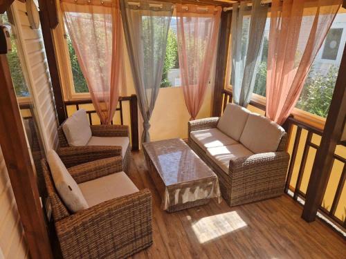 Photo de la galerie de l'établissement Mobil home 8 couchages montourey 4 étoiles camping m, à Fréjus