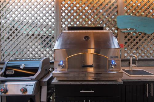 Una cocina o cocineta en Eagle's Landing - Main House & Studio