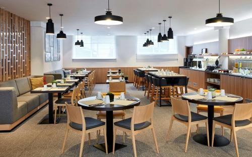 Um restaurante ou outro lugar para comer em Hilton Garden Inn Brussels City Centre