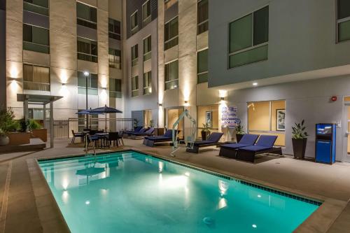 a swimming pool in the courtyard of a hotel at Hampton Inn & Suites Los Angeles - Glendale in Glendale