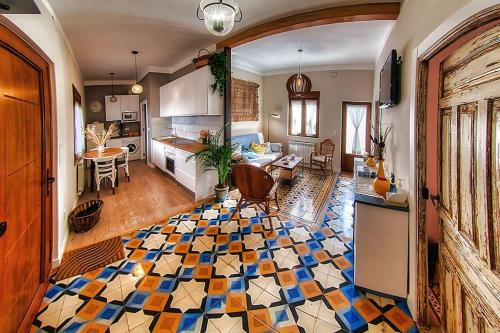 a kitchen and living room with a mosaic floor at Casa el Tratado, situada en el casco histórico con patio privado in Tordesillas