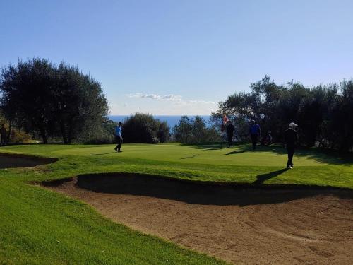 eine Gruppe von Menschen, die auf einem Golfplatz Golf spielen in der Unterkunft Interno 3 - vicino al mare e pista ciclabile, centro zona Foce in Sanremo