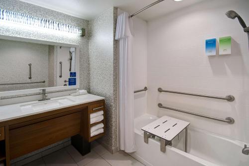 y baño con lavabo, bañera y espejo. en Home2 Suites By Hilton Waco, en Waco