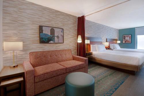 ウェイコにあるHome2 Suites By Hilton Wacoのベッドとソファ付きのホテルルーム