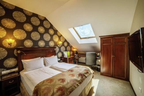 a bedroom with a large bed with a large headboard at DoubleTree by Hilton Hotel Sighisoara - Cavaler in Sighişoara