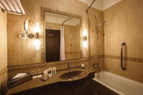 Koupelna v ubytování DoubleTree by Hilton Hotel Sighisoara - Cavaler