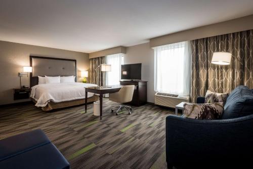 Cette chambre comprend un lit et un bureau. dans l'établissement Hampton Inn & Suites By Hilton Hammond, In, à Hammond