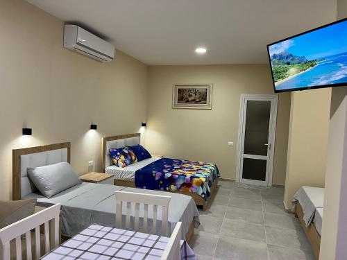 - une chambre avec 2 lits et une télévision à écran plat dans l'établissement Ledio guest house, à Pogradec