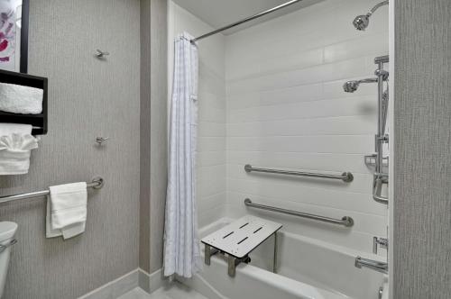 Koupelna v ubytování Homewood Suites by Hilton Tyler